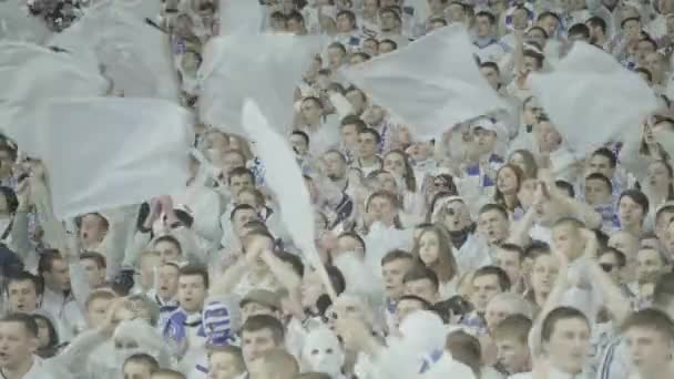 Ventilatori nello stadio durante la partita. Olimpiyskiy. Kiev. Ucraina. — Video Stock