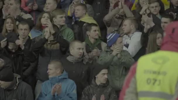 Fans während des Spiels im Stadion. Olimpiyskiy. Kiew. Ukraine. — Stockvideo