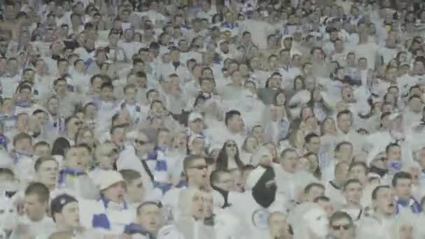 Rajongók a stadionban a meccs alatt. Olimpiyskiy vagyok. Kijevben. Ukrajna. — Stock videók