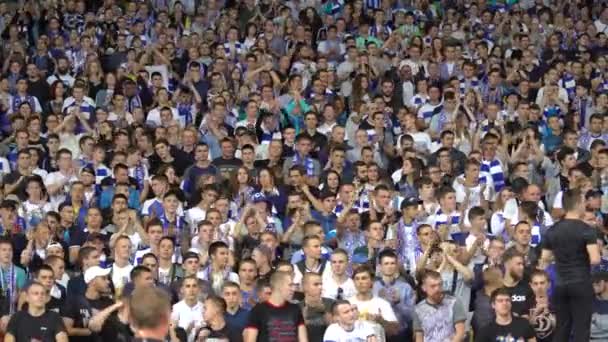 Maç boyunca stadyumdaki taraftarlar. Olimpiyskiy. Kyiv. Ukrayna. — Stok video