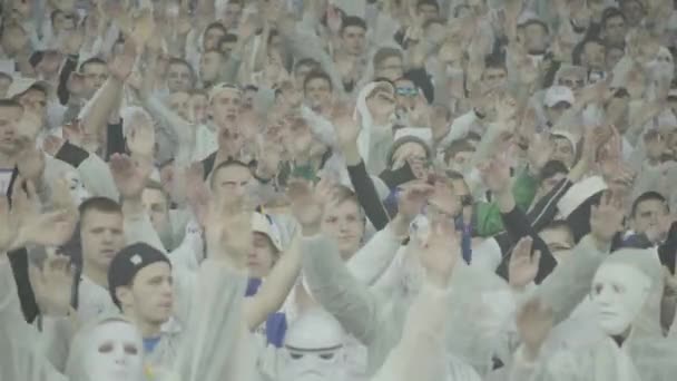 Aficionados en el estadio durante el partido. Olimpiyskiy. Kiev. Ucrania. — Vídeo de stock