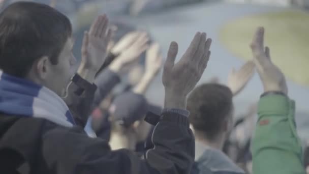 Fani na stadionie podczas meczu. Olimpijski. Kijów. Ukraina. — Wideo stockowe