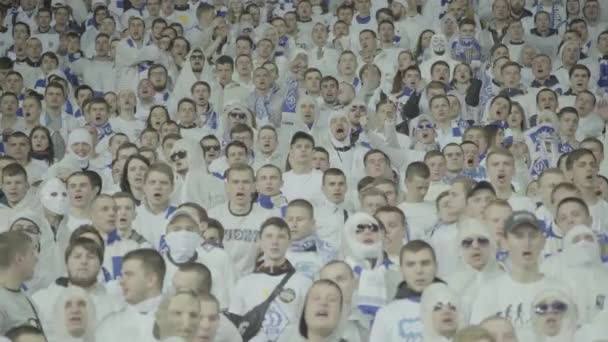 Aficionados en el estadio durante el partido. Olimpiyskiy. Kiev. Ucrania. — Vídeo de stock