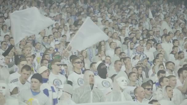 Fans während des Spiels im Stadion. Olimpiyskiy. Kiew. Ukraine. — Stockvideo