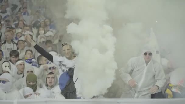 Aficionados en el estadio durante el partido. Olimpiyskiy. Kiev. Ucrania. — Vídeos de Stock