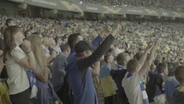 Fani na stadionie podczas meczu. Olimpijski. Kijów. Ukraina. — Wideo stockowe