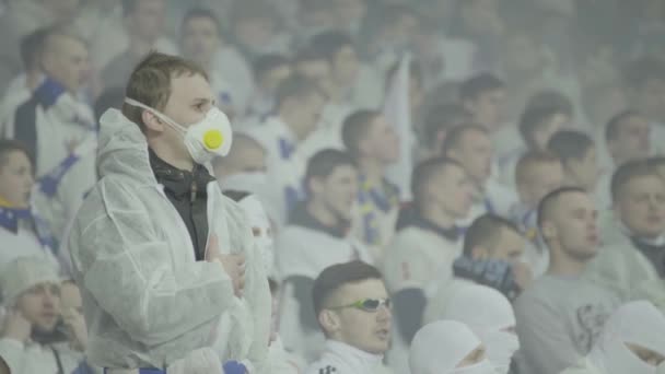 Ventilateurs dans le stade pendant le match. Olimpiyskiy. Kiev. Ukraine. — Video