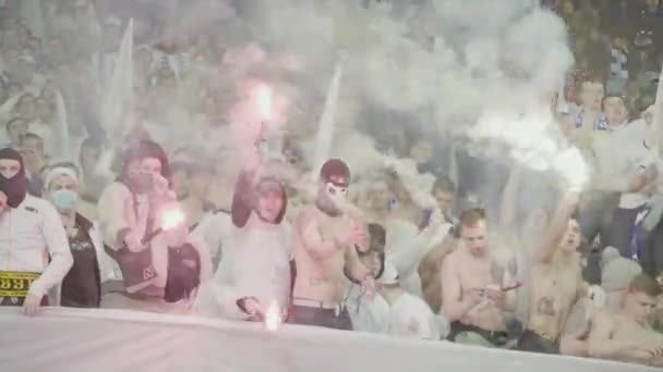 Fãs no estádio durante o jogo. Olimpiyskiy. Kiev. Ucrânia. — Vídeo de Stock