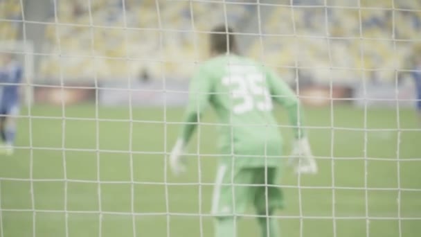 Il portiere Alexander Shovkovsky durante una partita di calcio. Olimpiyskiy. Kiev. Ucraina . — Video Stock