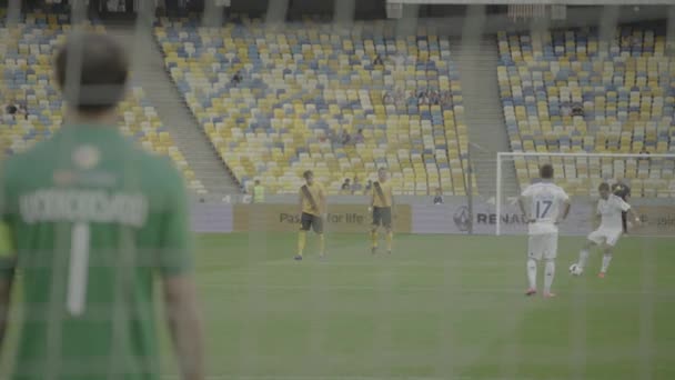 Goleiro Alexander Shovkovsky durante um jogo de futebol. Olimpiyskiy. Kiev. Ucrânia . — Vídeo de Stock