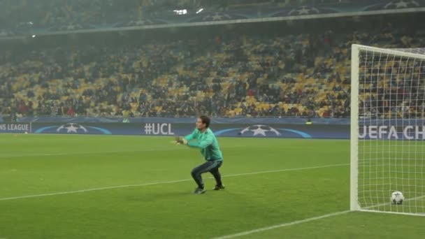 Doelman tijdens een voetbalwedstrijd. Olimpiyskiën. Kiev. Oekraïne. — Stockvideo