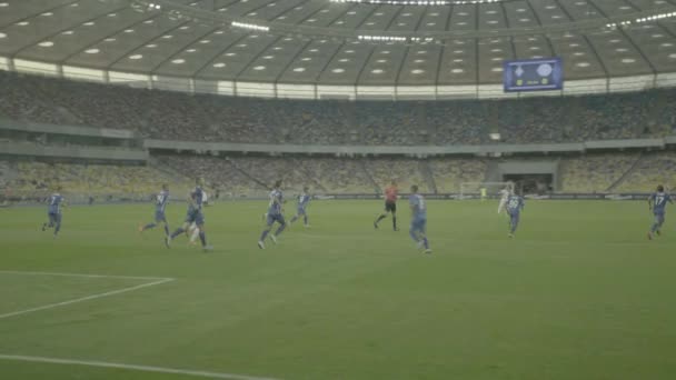 Mecz piłki nożnej na stadionie. Olimpijski. Kijów. Ukraina. — Wideo stockowe