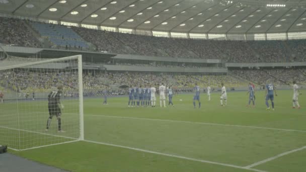 Fußballspiel im Stadion. olimpiyskiy. kyiv. Ukraine. — Stockvideo