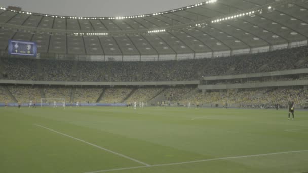 Voetbal voetbalwedstrijd in het stadion. Olimpiyskiën. Kiev. Oekraïne. — Stockvideo