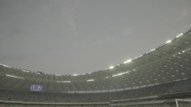 Voetbal voetbalwedstrijd in het stadion. Olimpiyskiën. Kiev. Oekraïne. — Stockvideo
