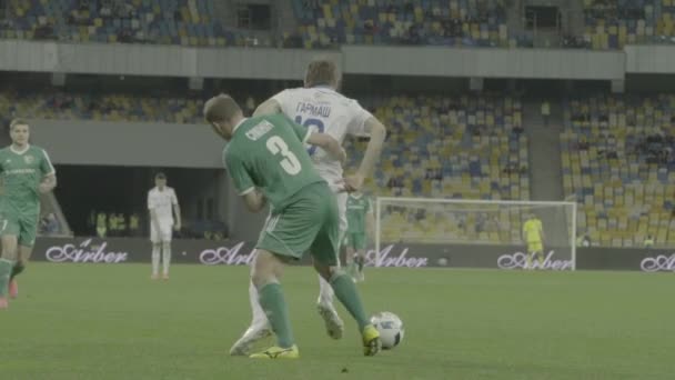 Futebol jogo de futebol no estádio. Movimento lento. Olimpiyskiy. Kiev. Ucrânia . — Vídeo de Stock