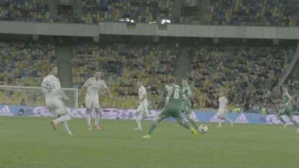 Voetbal voetbalwedstrijd in het stadion. Langzame beweging. Olimpiyskiën. Kiev. Oekraïne. — Stockvideo