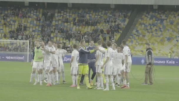 Dinamo Kyiv jugadores de fútbol después del partido. En cámara lenta. Olimpiyskiy. Kiev. Ucrania . — Vídeo de stock