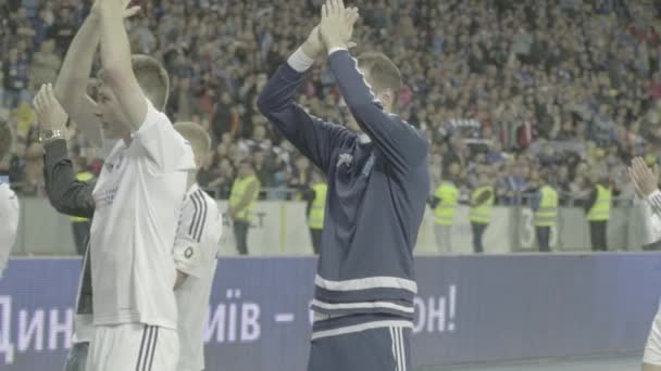 경기 후에 다이너모 키예프 축구 선수들 이 등장 한다. 느린 동작. 러시아 제국의 국왕. Kyiv. 우크라 이나. — 비디오