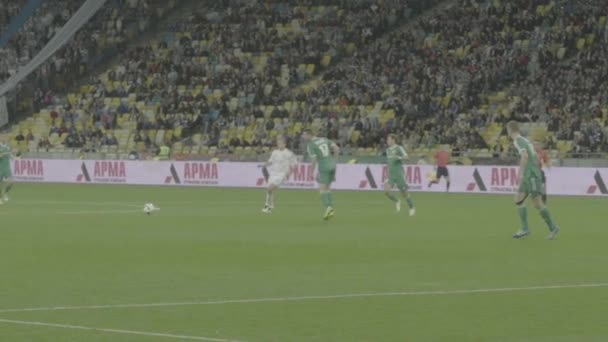 Voetbal voetbalwedstrijd in het stadion. Langzame beweging. Olimpiyskiën. Kiev. Oekraïne. — Stockvideo