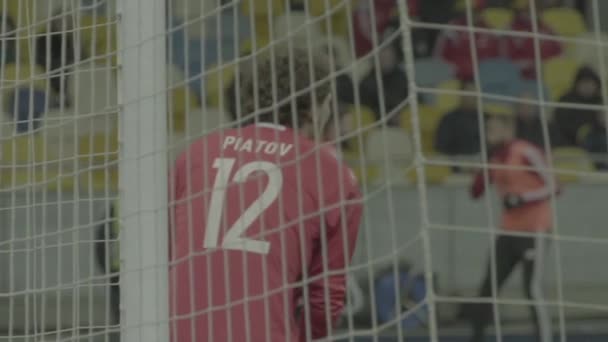 Torhüter Andrej Pjatow während eines Fußballspiels. Zeitlupe. olimpiyskiy. kyiv. Ukraine. — Stockvideo