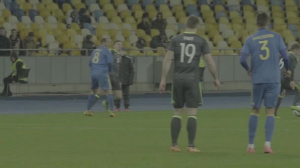 Focimeccs a stadionban. Lassú mozgás. Olimpiyskiy vagyok. Kijevben. Ukrajna. — Stock videók
