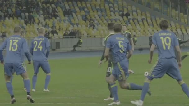 Futebol jogo de futebol no estádio. Movimento lento. Olimpiyskiy. Kiev. Ucrânia . — Vídeo de Stock