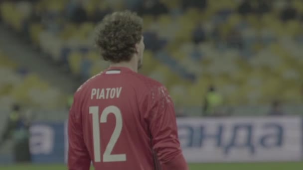 Kiper Andriy Pyatov selama pertandingan sepak bola. Gerakan lambat. Olimpiyskiy. Kyiv. Ukraina . — Stok Video