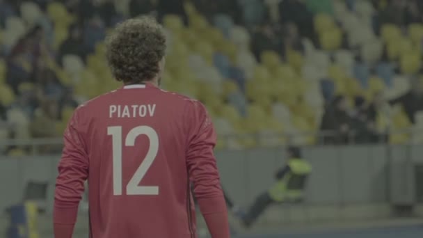 Gardien de but Andriy Pyatov lors d'un match de football. Au ralenti. Olimpiyskiy. Kiev. Ukraine . — Video