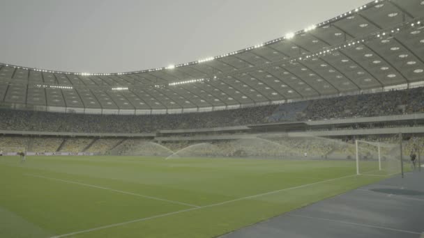 Entrenar jugadores de fútbol en el estadio. Calienta. Olimpiyskiy. Kiev. Ucrania — Vídeo de stock