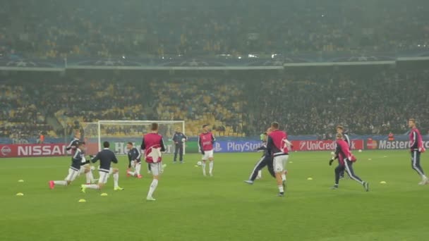 Ausbildung von Fußballern im Stadion. Aufwärmen. olimpiyskiy. kyiv. Ukraine — Stockvideo