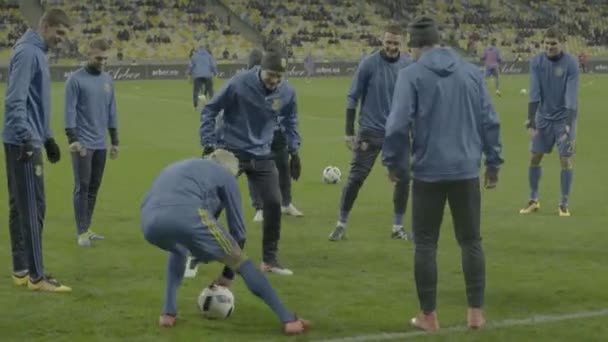 Treinando jogadores de futebol no estádio. Aquece-te. Olimpiyskiy. Kiev. Ucrânia — Vídeo de Stock