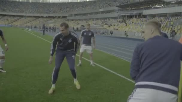 Stadyumda futbol oyuncularını çalıştırmak. Isınmaya başla. Olimpiyskiy. Kyiv. Ukrayna — Stok video