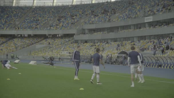 Tränar fotbollsspelare på stadion. Värm upp dig. Olimpiskt. Kiev. Ukraina — Stockvideo