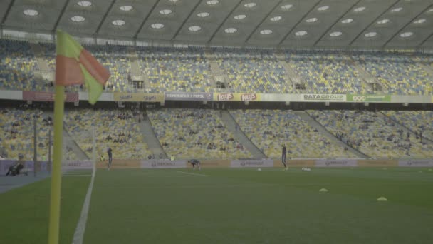 Voetballers trainen in het stadion. Opwarmen. Olimpiyskiën. Kiev. Oekraïne — Stockvideo