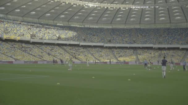 Ausbildung von Fußballern im Stadion. Aufwärmen. olimpiyskiy. kyiv. Ukraine — Stockvideo