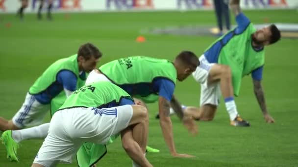 Ausbildung von Fußballern im Stadion. Aufwärmen. olimpiyskiy. kyiv. Ukraine — Stockvideo