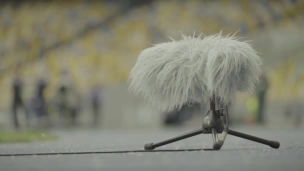 Il microfono professionale dello stadio registra il suono. Primo piano — Video Stock