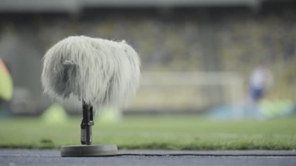 Professionele stadion microfoon neemt geluid op. Close-up — Stockvideo