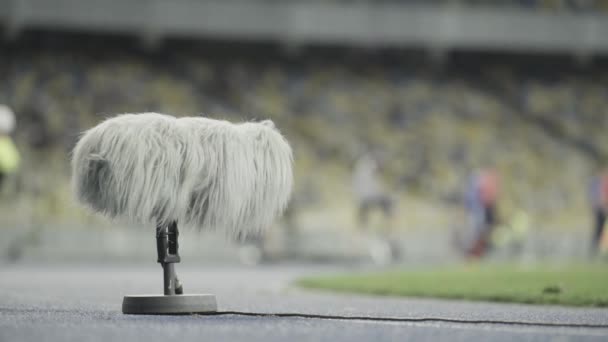 O microfone do estádio profissional grava o som. Close-up — Vídeo de Stock