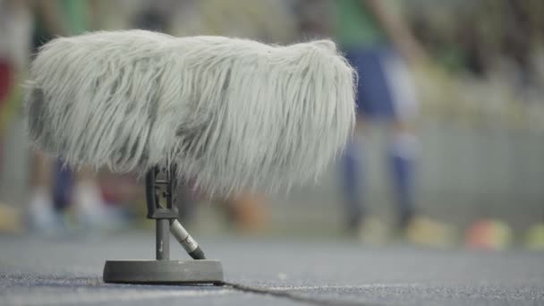 O microfone do estádio profissional grava o som. Close-up — Vídeo de Stock