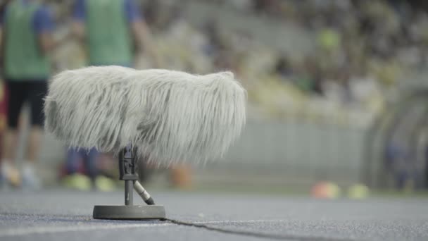 Professionele stadion microfoon neemt geluid op. Close-up — Stockvideo