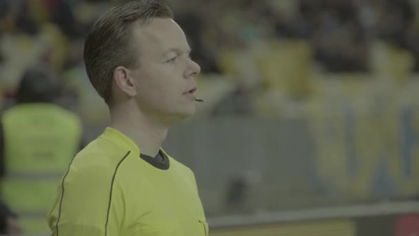 Rozhodčí mužského pohlaví během fotbalového zápasu. — Stock video