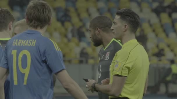 Árbitro masculino durante un partido de fútbol. Movimiento lento — Vídeo de stock