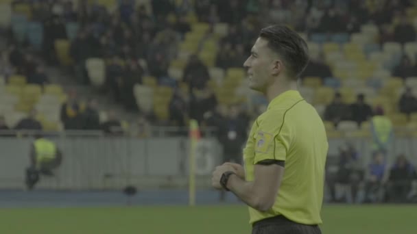 Árbitro masculino durante um jogo de futebol. Movimento lento — Vídeo de Stock