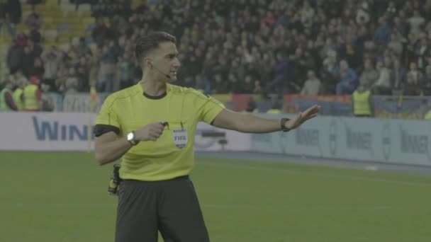 Árbitro masculino durante un partido de fútbol. Movimiento lento — Vídeos de Stock
