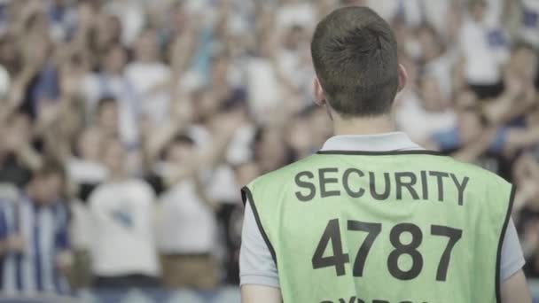 Чоловічий охоронець на стадіоні під час футбольного матчу . — стокове відео