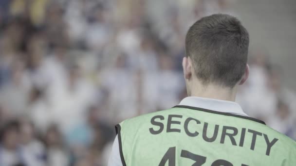 Άντρας φύλακας ασφαλείας σε γήπεδο κατά τη διάρκεια ποδοσφαιρικού αγώνα. — Αρχείο Βίντεο