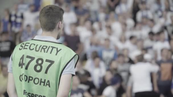 Männlicher Wachmann in einem Stadion während eines Fußballspiels. — Stockvideo