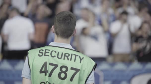 Muž ochranka na stadionu během fotbalového utkání. — Stock video